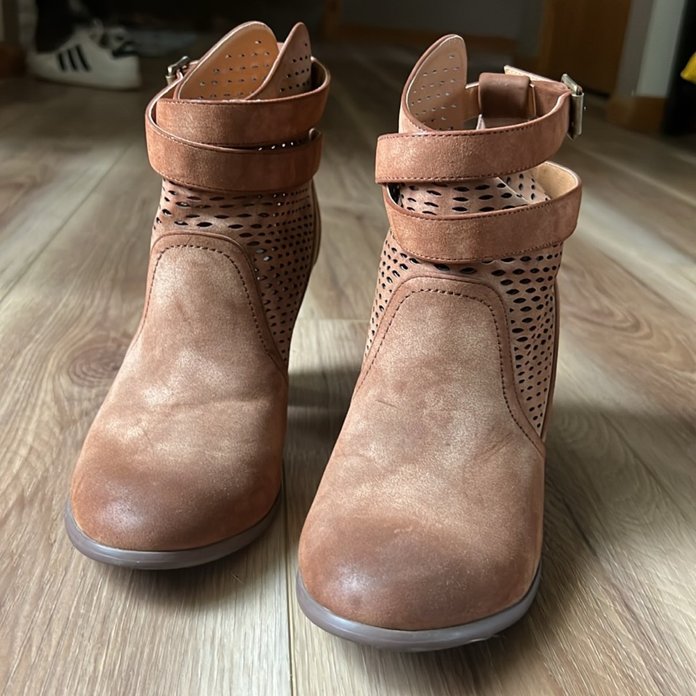 Brown Ankle Boots with Stacked Heel and Perforated Design Not Rated size 8 - Picture 6 of 6